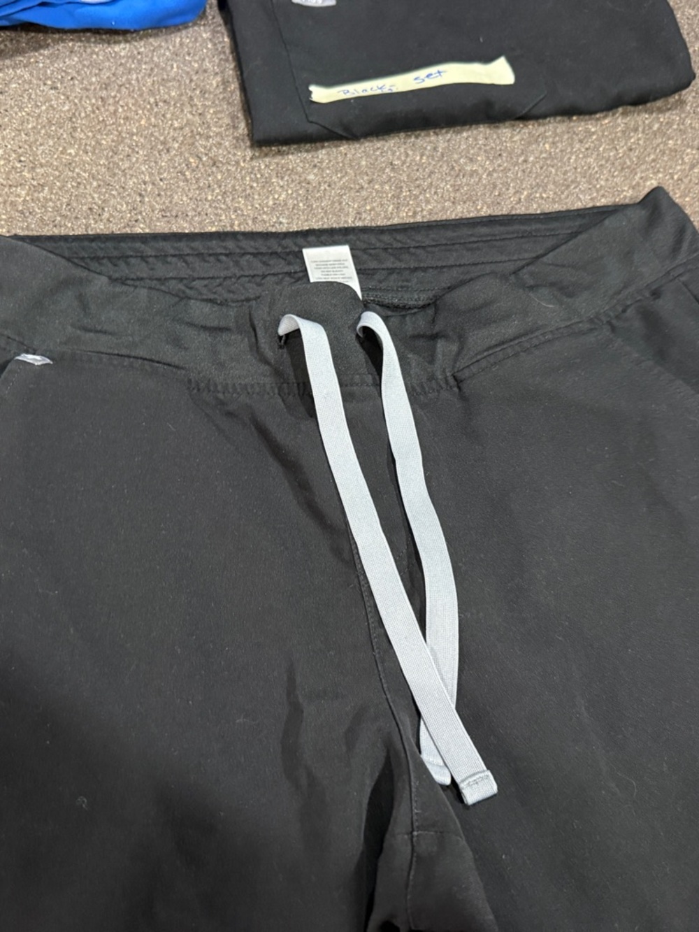 FIGS Black scrub set - Picture 2 of 5